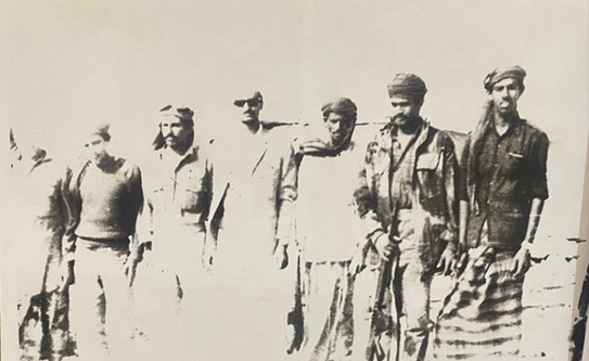 الشيخ سعيد يتوسط فصيلا من فرقة طارق بن زياد عام 1973