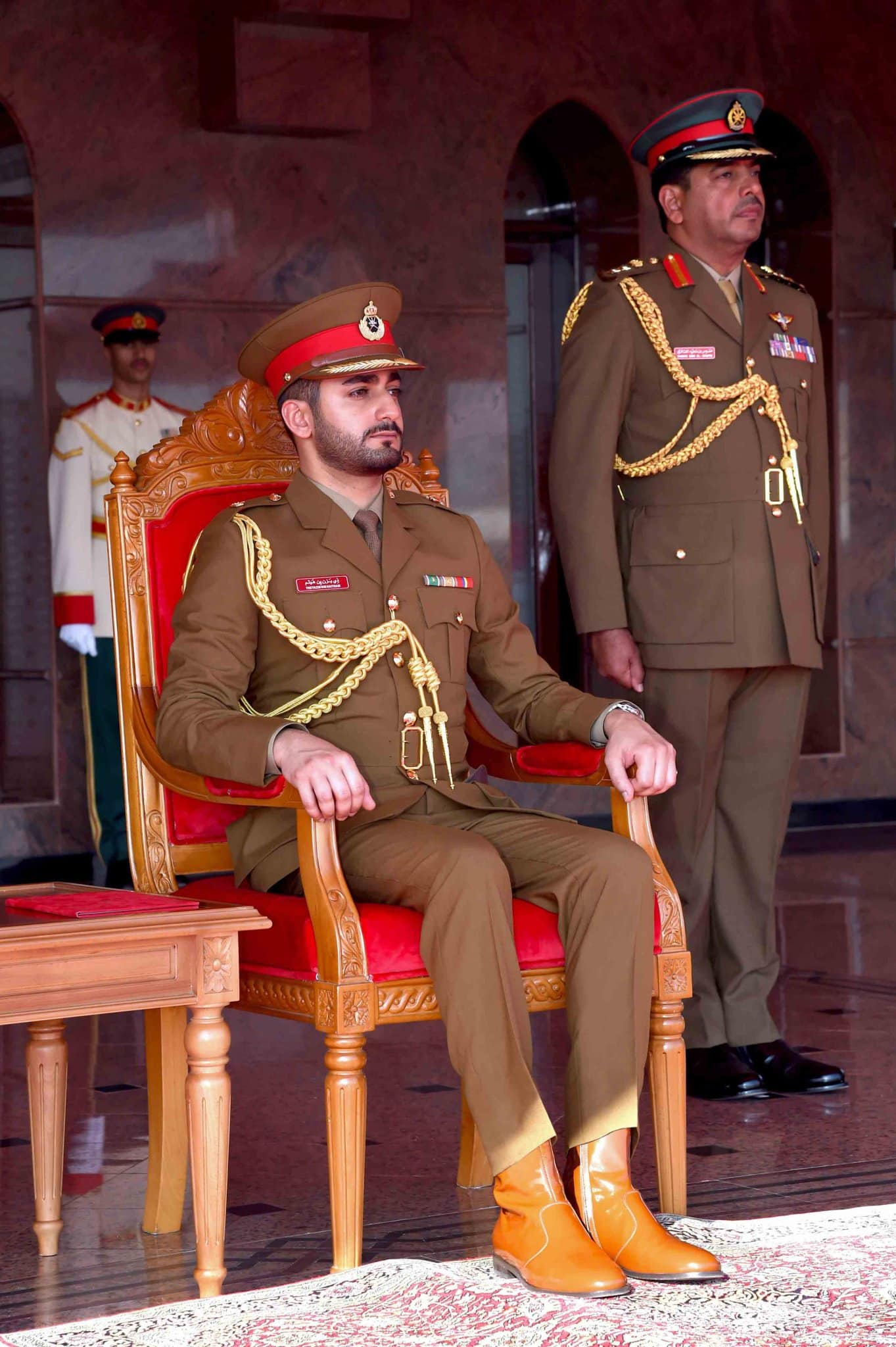 بالصور: سمو السيد ذي يزن يرعى تخريج دفعة جديدة من ضباط الجيش السلطاني العماني