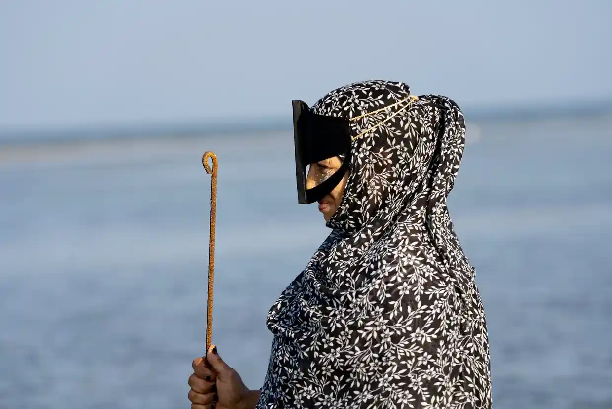 الغارديان البريطانية تروي قصة نساء عُمانيات مع مهنة الصيد