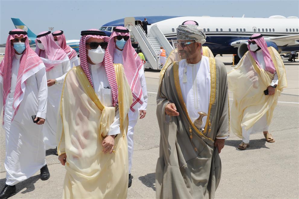 وزير الخارجية السعودي يصل السلطنة