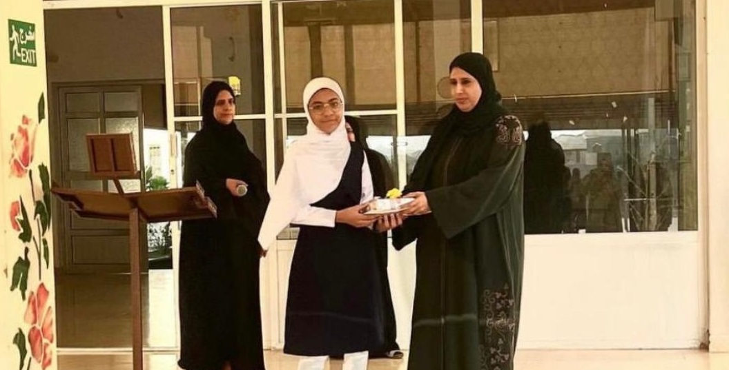 ماذا قالت الطالبة العمانية الفائزة بجائزة عالمية عن كتابة الرسائل؟