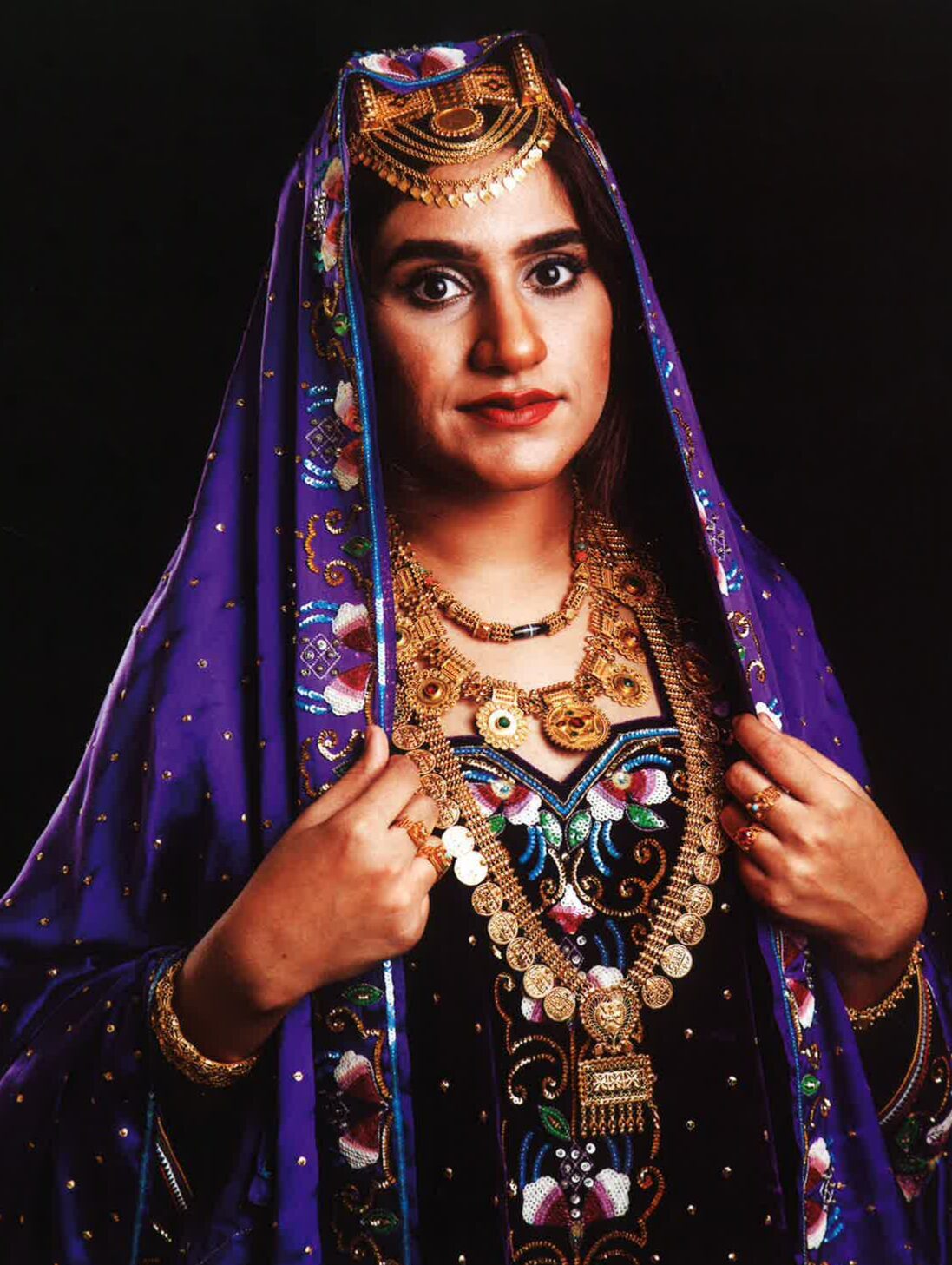 بالصور: تنوع زاهٍ بين أنماط الزي النسائي للمرأة العمانية