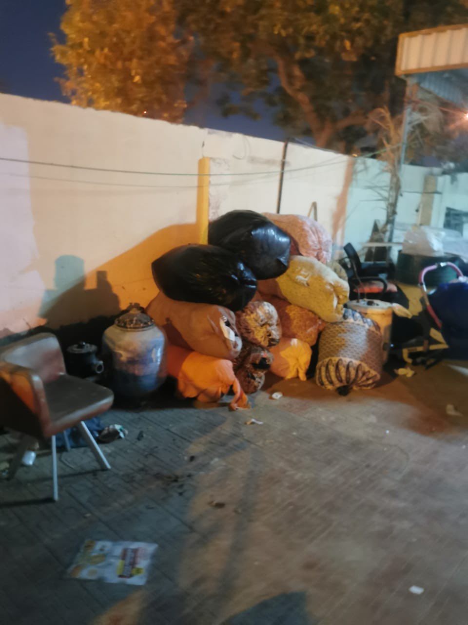 مُداهمة لمنزل يسكنه “عزّاب”