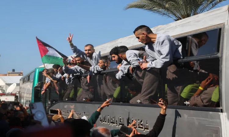 في أكبر تبادل ضمن صفقة “طوفان الأحرار”؛ أكثر من ٦٠٠ أسير فلسطيني سيُحرر اليوم