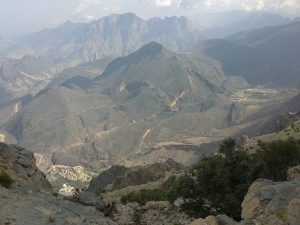 وجهة للاسترخاء والتخييم: قرية عمانية تكتسي بالأخضر فترة طويلة