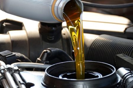 في مسقط: ضبط منشأة تغش زيوت مركبات