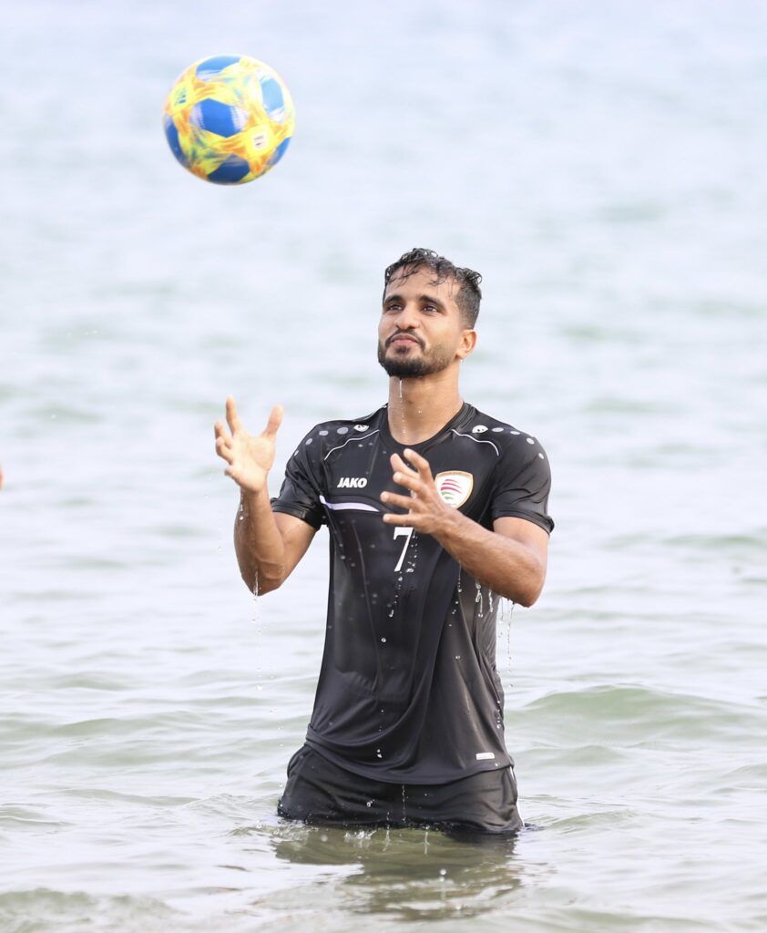 بالصور: استعدادًا لكأس العالم.. أحمر الشواطئ يبدأ معسكر مسقط