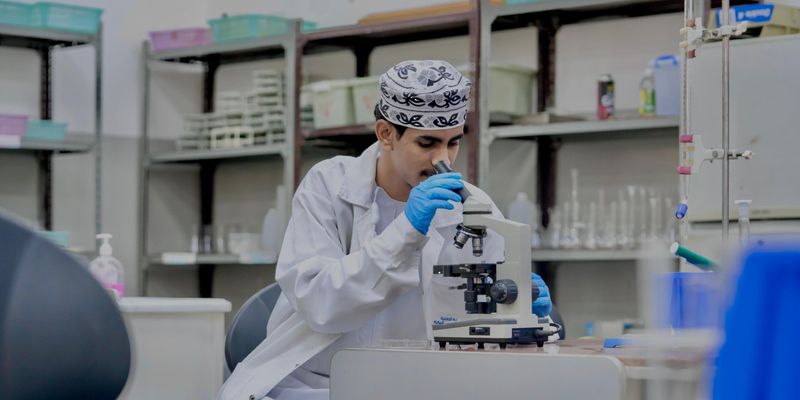 طلاب عمانيون يُحولون النفايات الورقية إلى وقود حيوي