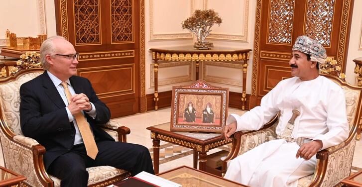 وزير المكتب السلطاني يستقبل المبعوث الأمريكي الخاص إلى اليمن
