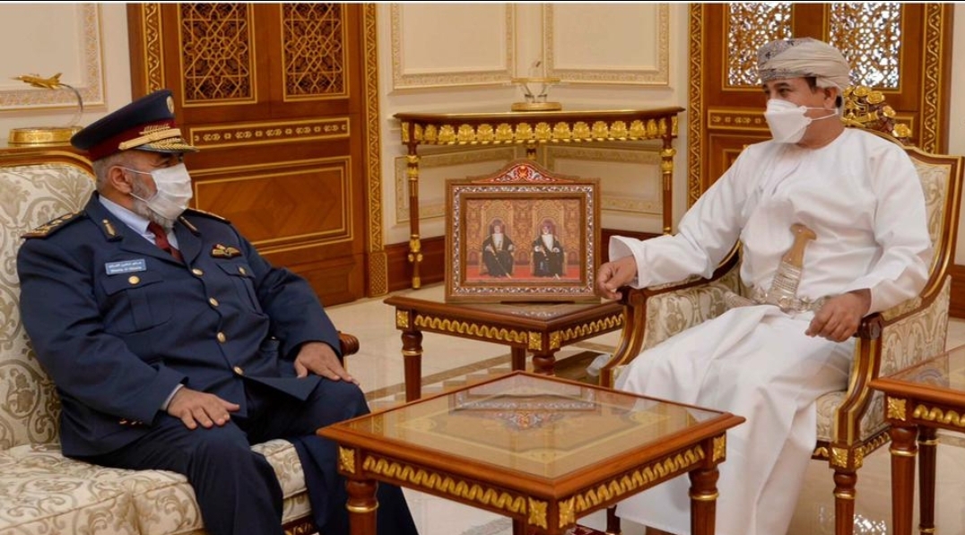 وزير المكتب السلطاني يستقبل رئيس أركان القوات المسلحة في قطر