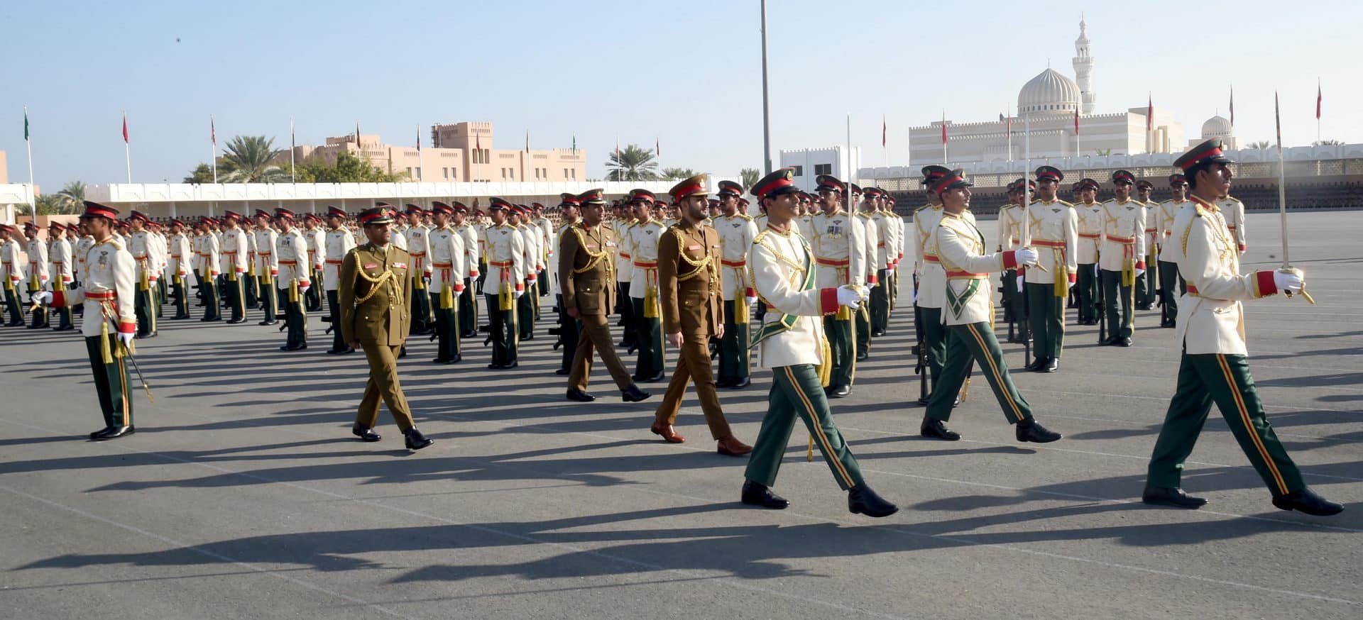 بالصور: سمو السيد ذي يزن يرعى تخريج دفعة جديدة من ضباط الجيش السلطاني العماني
