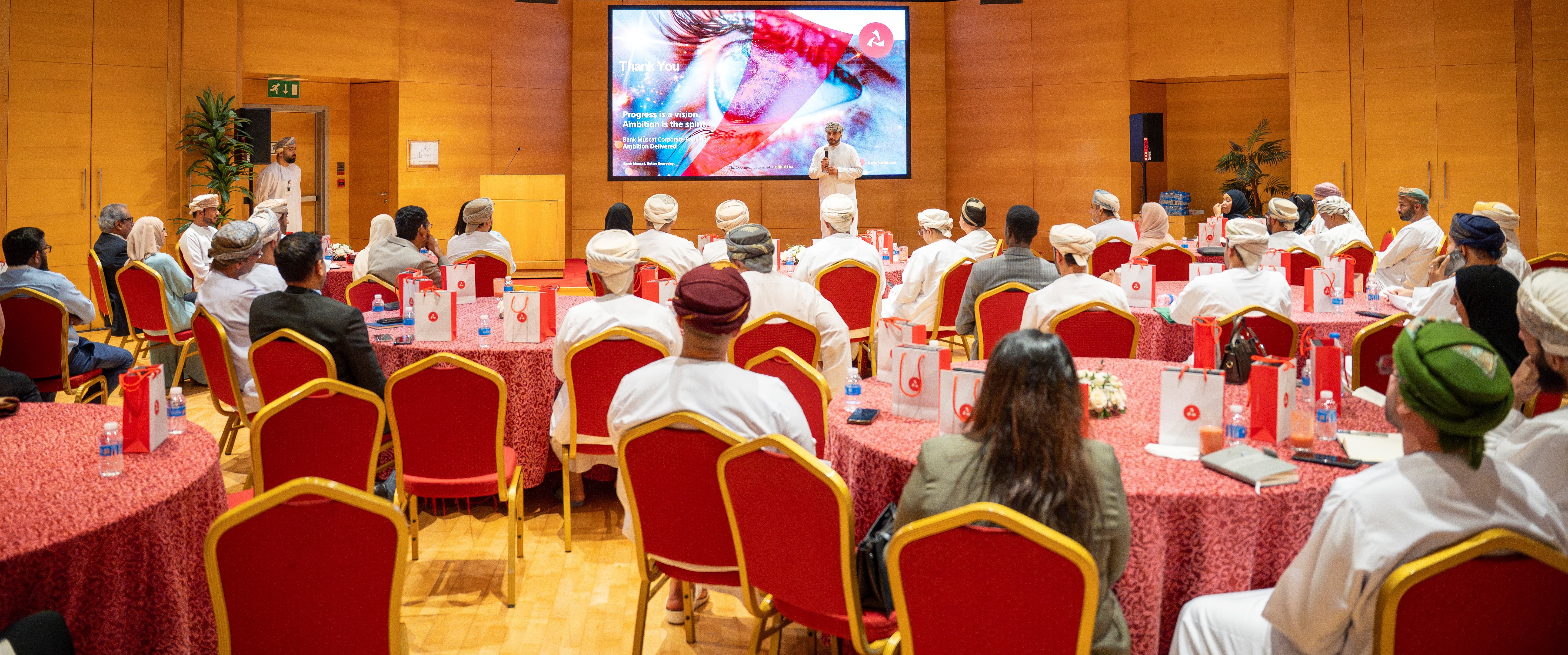 بنك مسقط ينظم حلقة نقاشية للتعريف بخدمة التفويض الرقمي للمؤسسات الحكومية والشركات