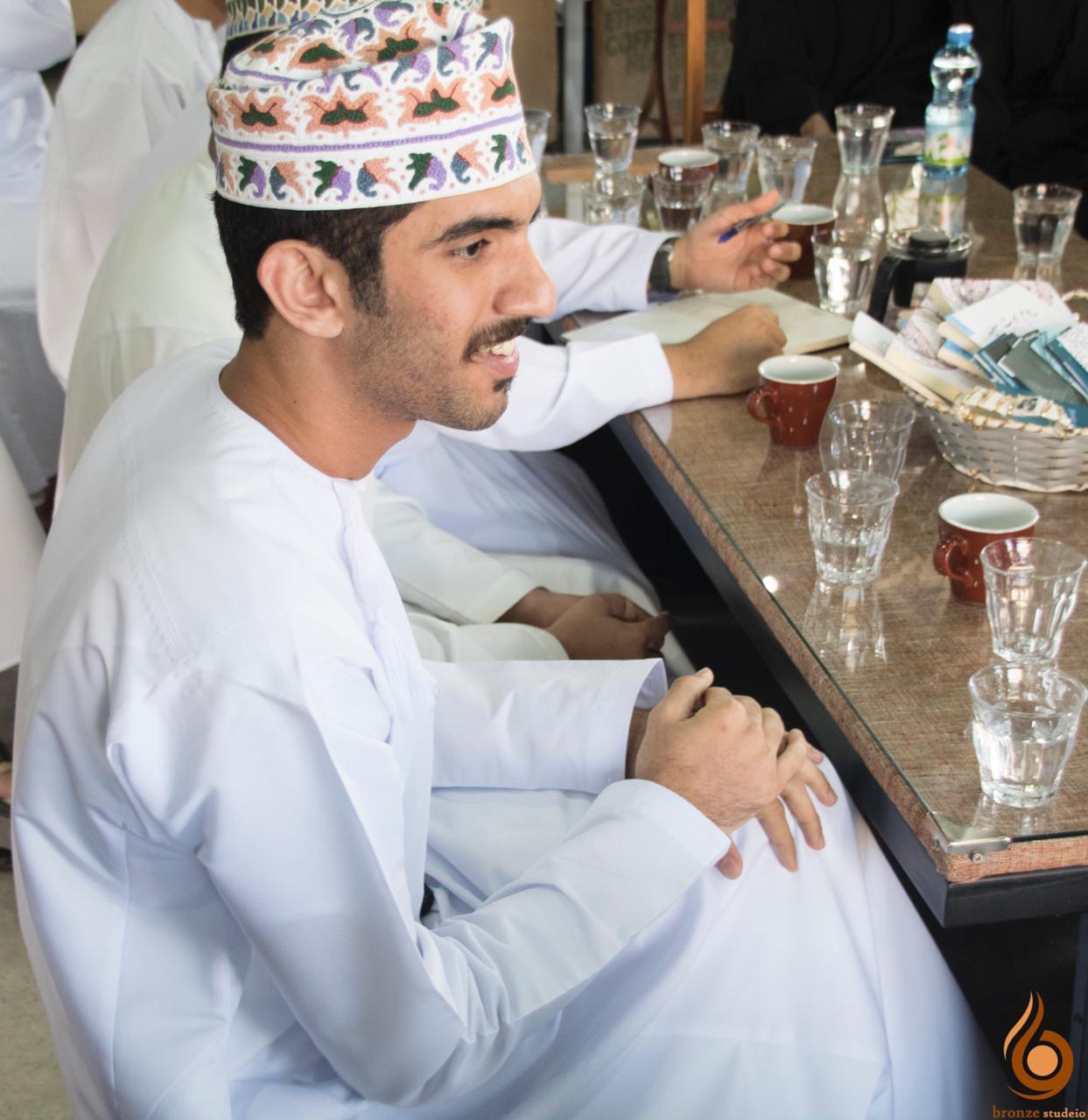جلسة أدبية بحضور كتاب وشعراء عُمانيين شباب