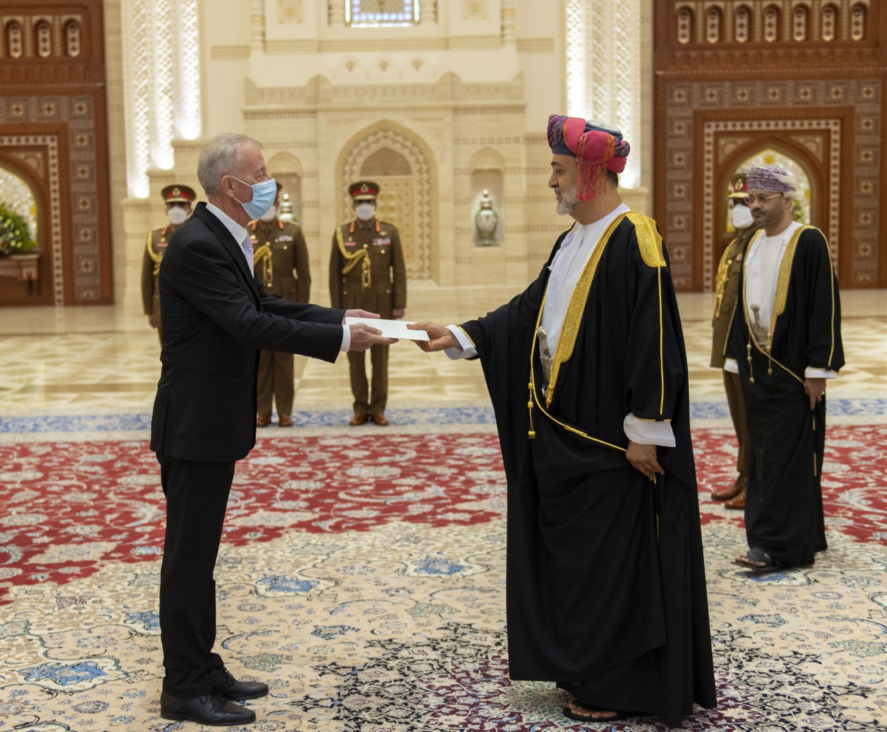 بالصور: جلالة السلطان يتقبل أوراق اعتماد عدد من السفراء