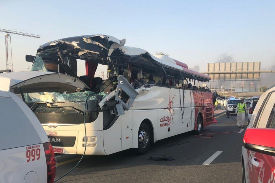 تأكيدًا لما نشرته “أثير”: عيوب الطريق سبب حادث حافلة مواصلات في دبي