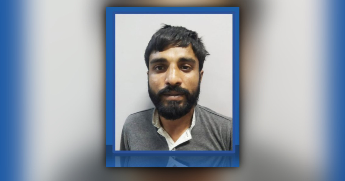 إذا رأيتم هذا الشخص؛ فهو هارب ومطلوب للعدالة