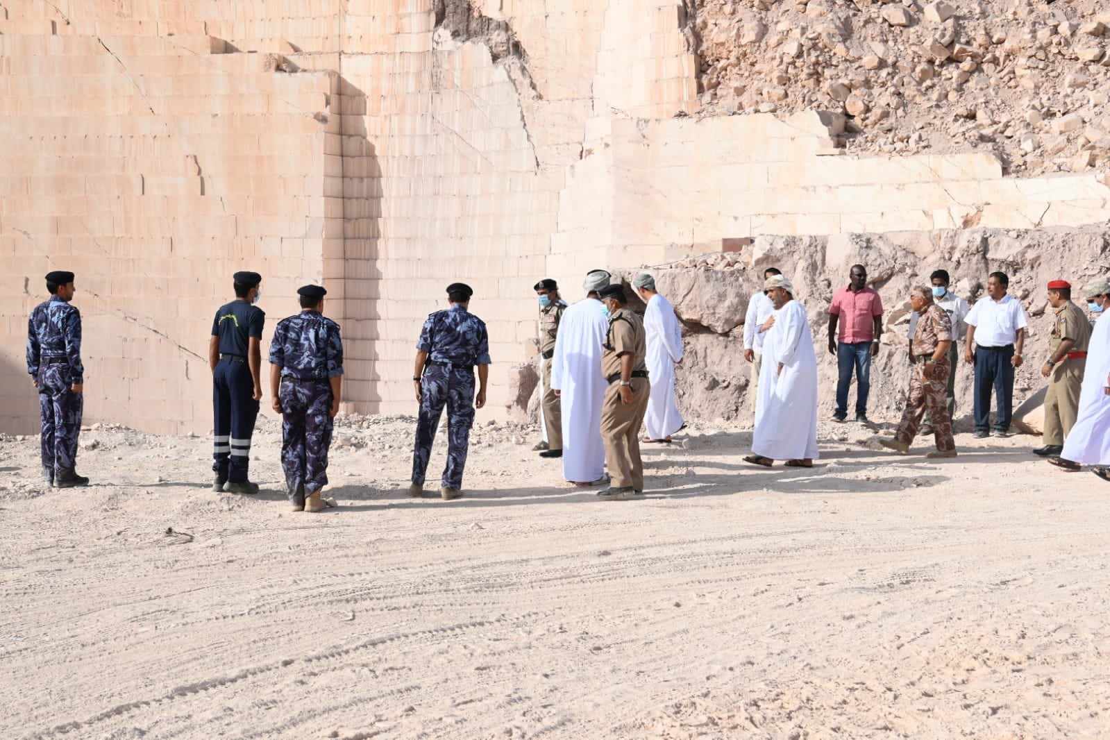 رئيس وأعضاء من اللجنة الوطنية لإدارة الحالات الطارئة يزورون موقع الانهيار الجبلي