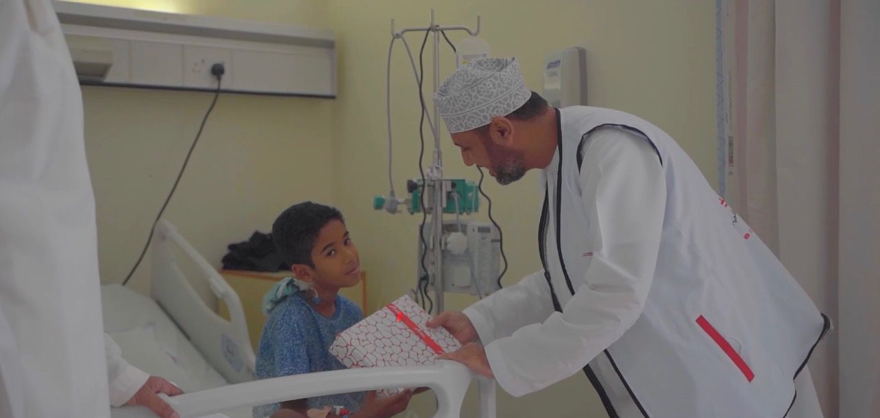 بالصور: ‎‎”المها” تحتفل بالقرنقشوه مع أطفال المستشفى السلطاني