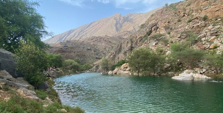 تدفق المياه يُغريك إلى زيارة أحد أودية عبري