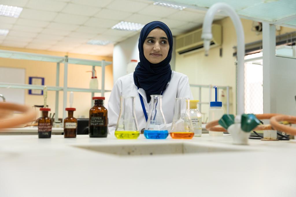 باحثة تحصل على منحة دراسية كأول عمانية في جامعة إيرلندية