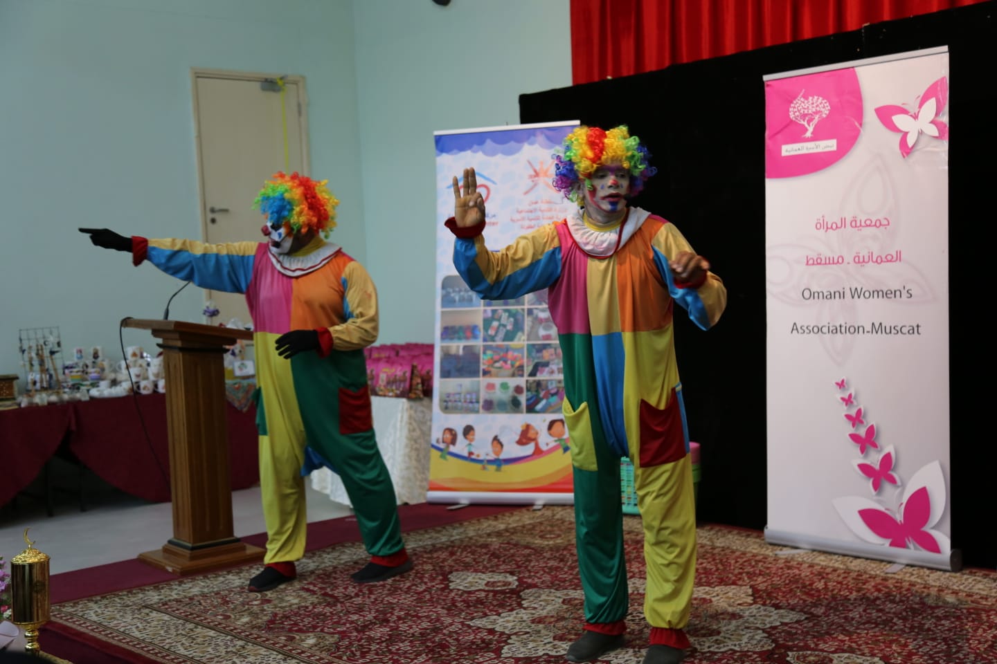 بالصور: رسم البسمة على وجوه أطفال يتامى