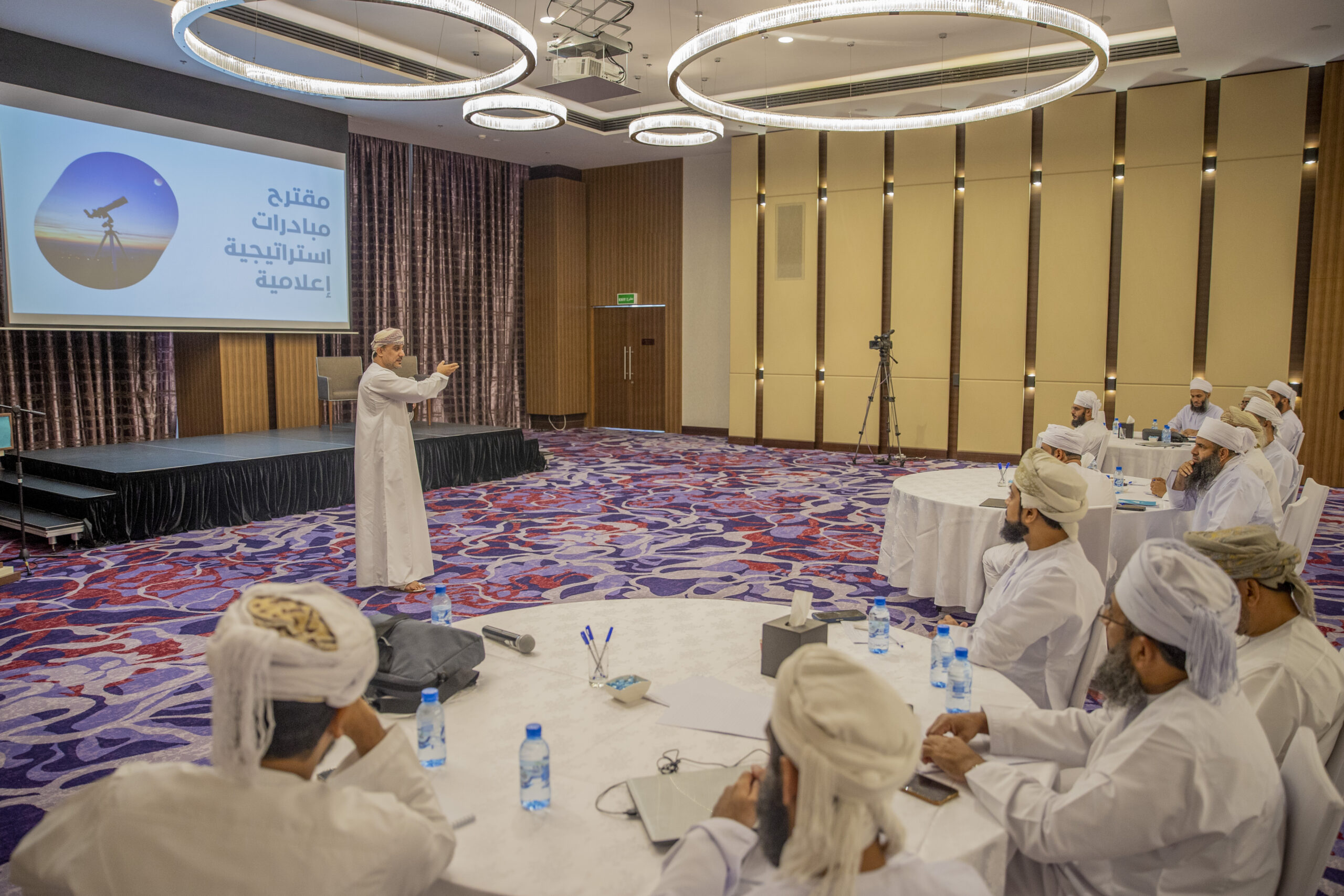مجموعة من منتسبي وزارة الأوقاف يتدربون على مهارات التعامل مع وسائل الإعلام