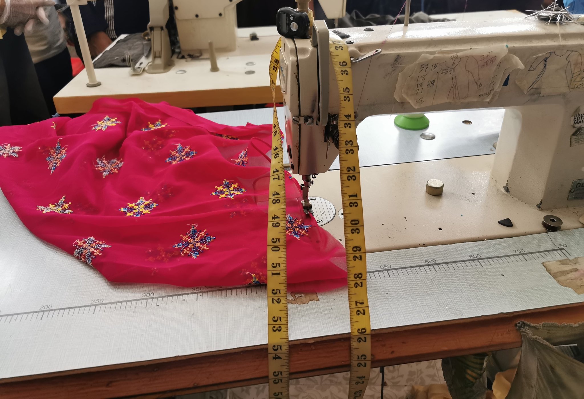 بالصور: مداهمة منزلين في السيب