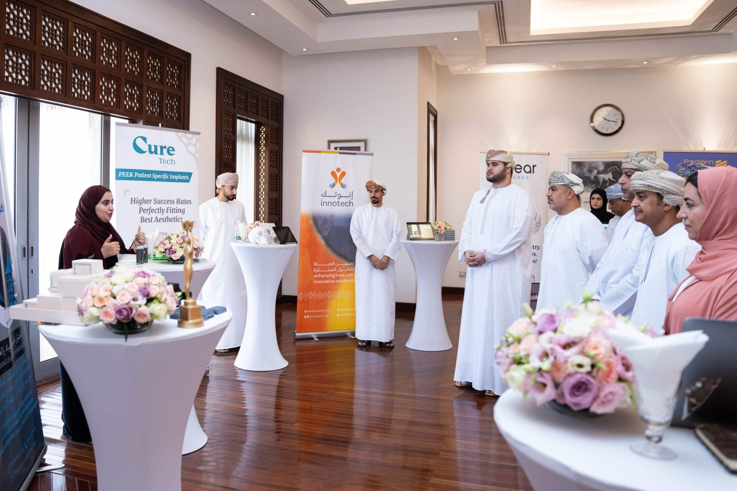 مناقشة إطلاق جائزة المدن الريادية وإدراج مواد دراسية عن الشركات الناشئة