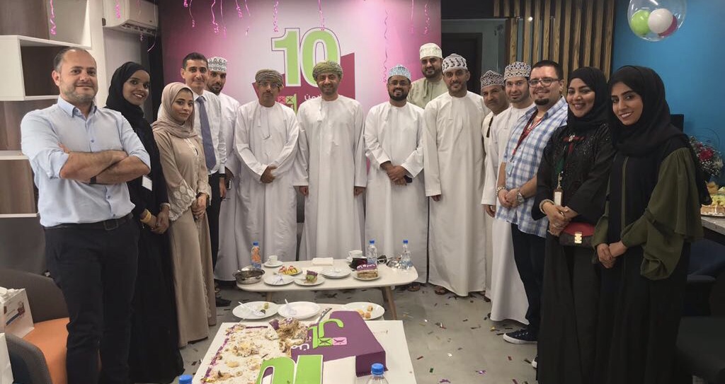 الوصال تحتفل بعيدها العاشر.. ووزير الإعلام ومُستمعون يهنئونها