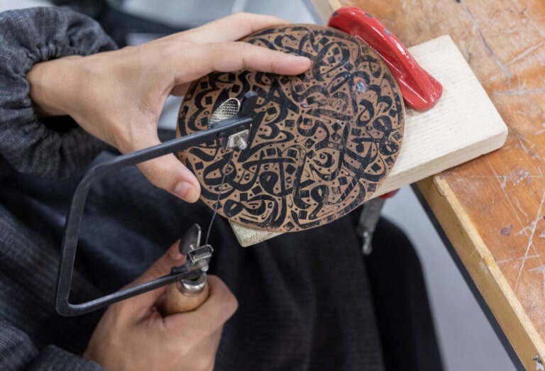 أمل الإسماعيلية نموذجًا: كاتبة كندية تكتب مقالًا عن ارتباط المرأة العمانية بصياغة الفضة