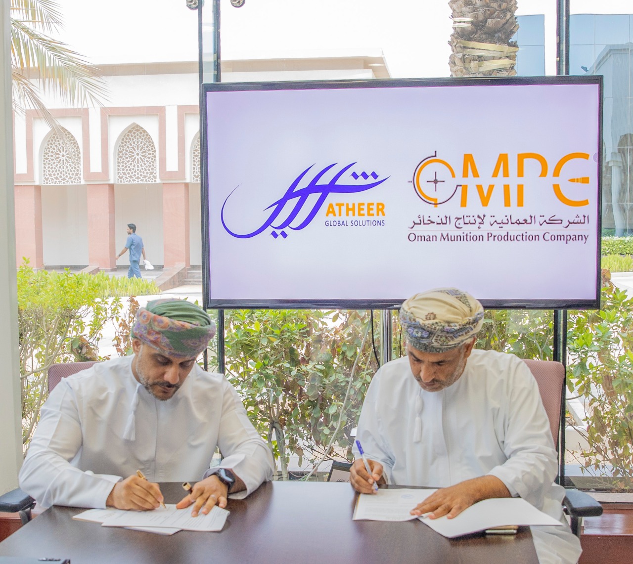 أثير توقع اتفاقية مع الشركة العمانية لإنتاج الذخائر