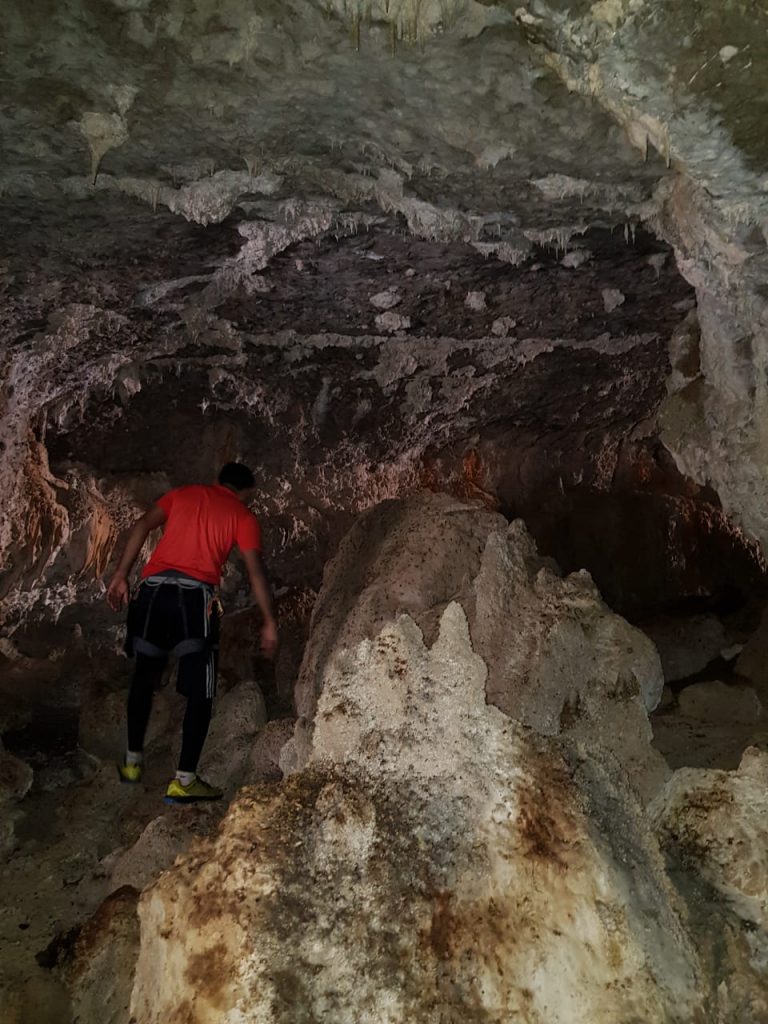 بالصور: شباب عُمانيون يكتشفون كهفًا به نقوش ورموز كتابية يُعتقد بأقدميتها