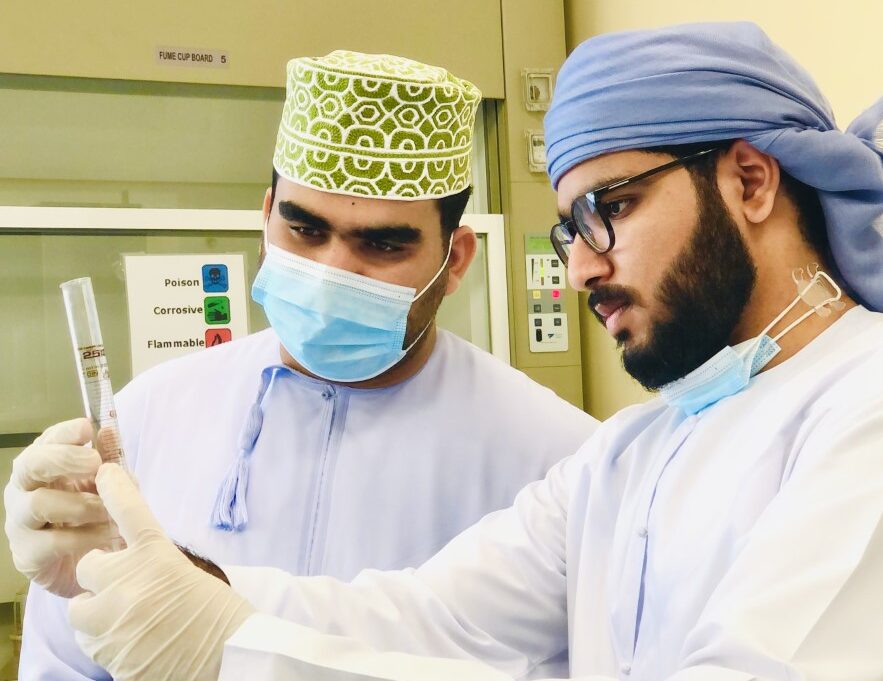 شركة طلابية تبتكر منتجات لإطفاء الحريق