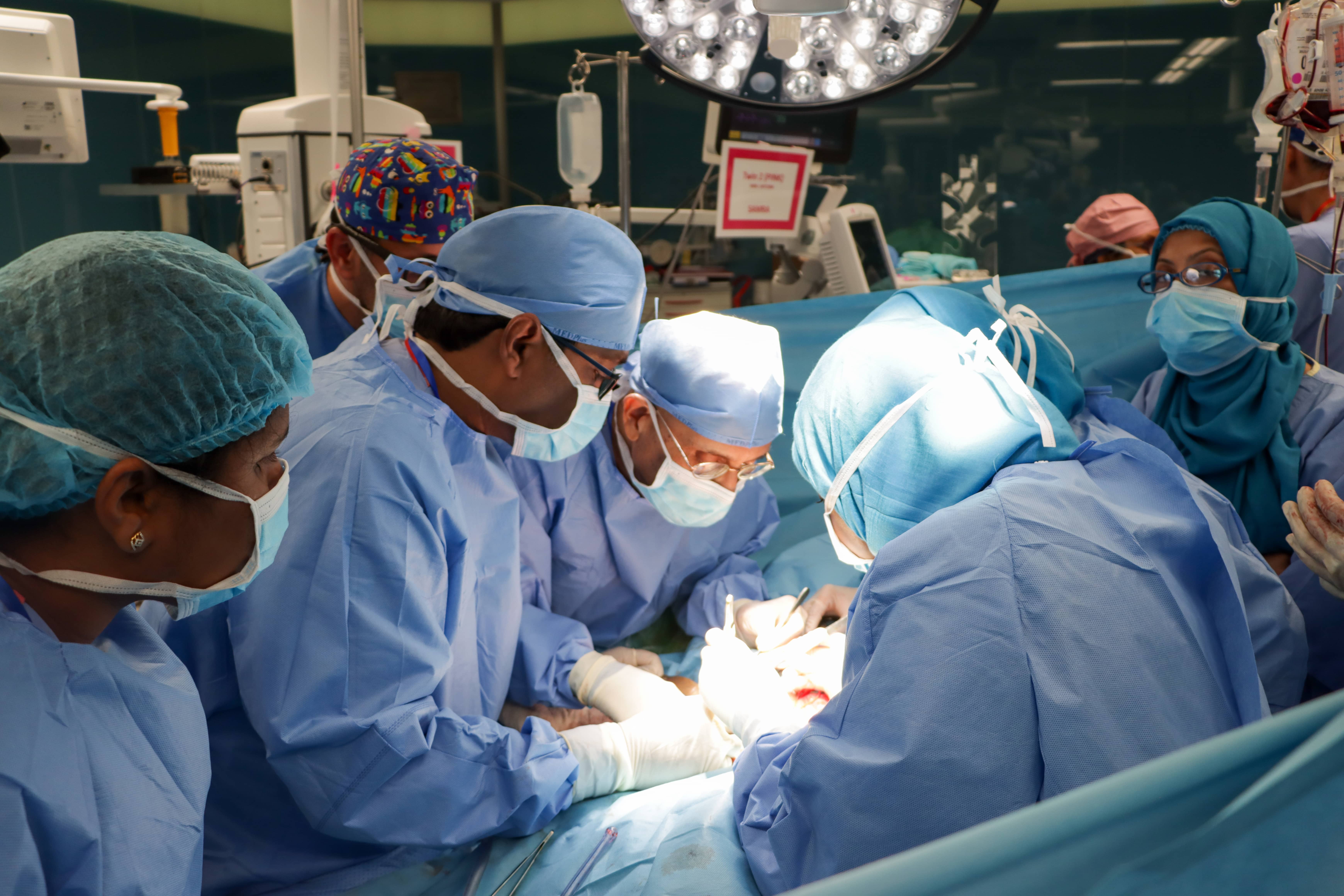 كيف نجح أطباء عُمانيون في إجراء عملية لحالة نادرة ومعقدة؟