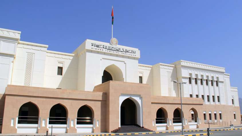 على ماذا احتوت لائحة الدراسة والتدريب للمعهد العالي للقضاء؟