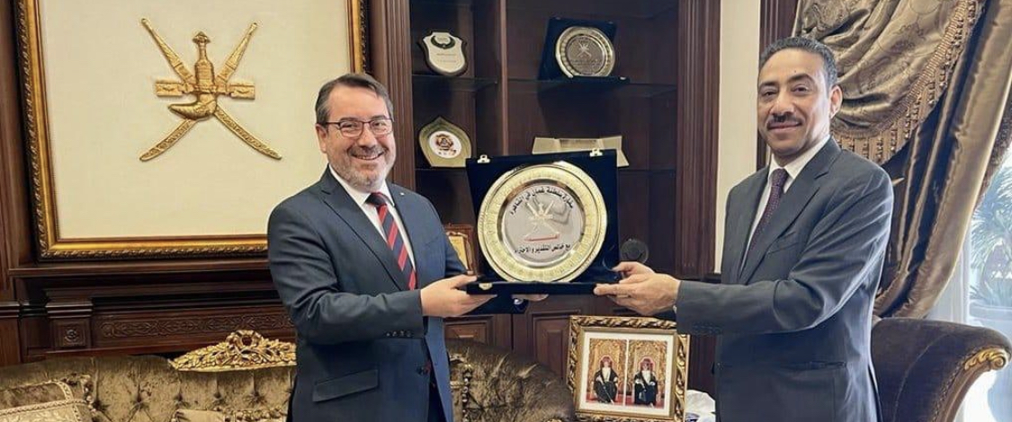 سفيرنا لدى مصر يلتقي بسفير تشيلي لدى سلطنة عمان