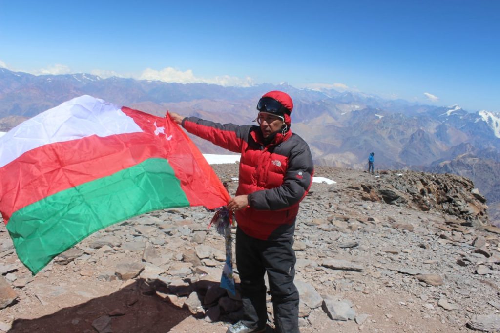 بالصور: مُغامر عُماني يصعد إلى ثاني أعلى قمة عالمية