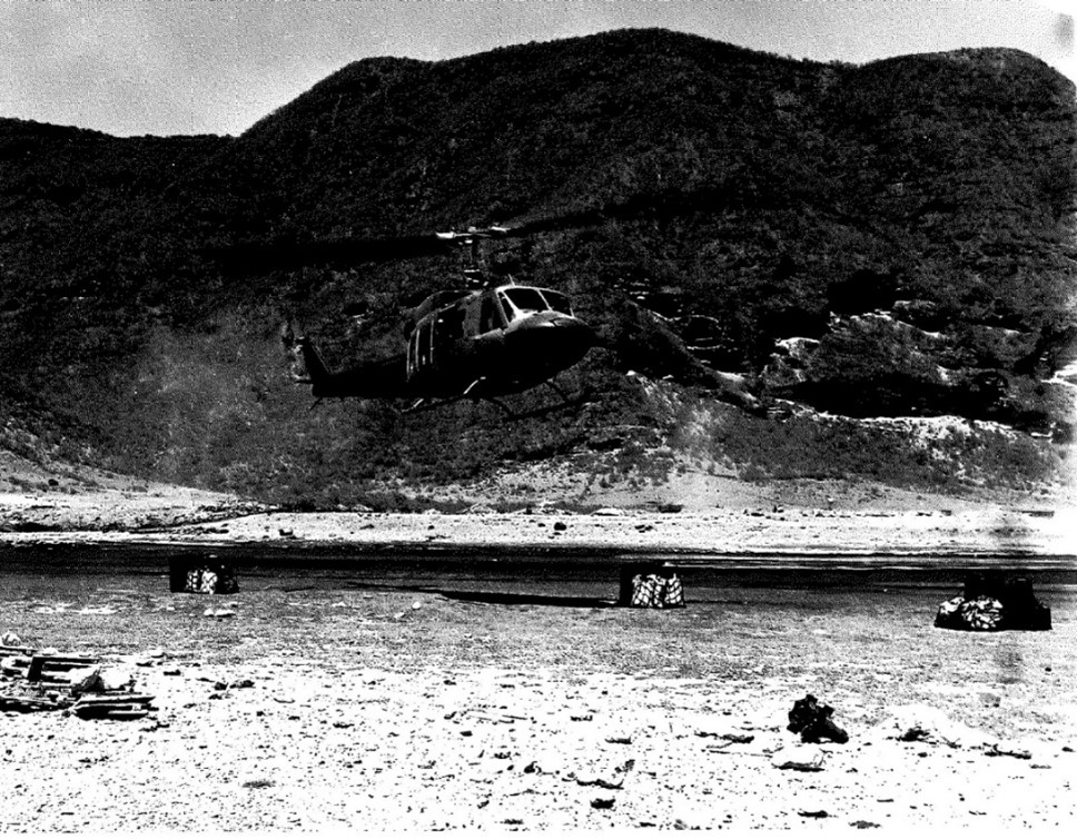 إحدى الطائرات وهي تفرغ حمولتها من المؤن