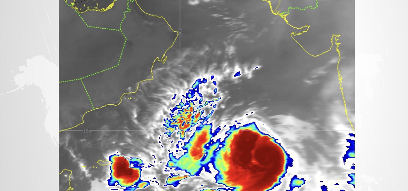 تدفق السحب وارتفاع أمواج البحر، إليك ملخصاً لتوقعات بحر العرب