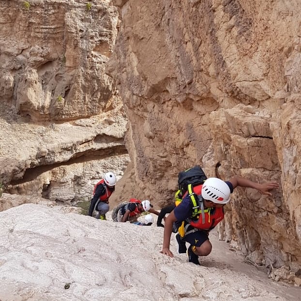 بالصور: شباب عُمانيون يكتشفون كهفًا به نقوش ورموز كتابية يُعتقد بأقدميتها