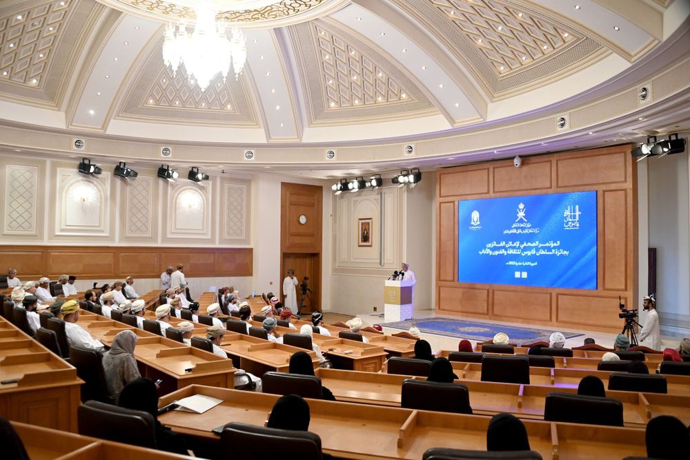 ثلاثة أسماء عربية تتوّج بجائزة السلطان قابوس للثقافة والفنون والآداب