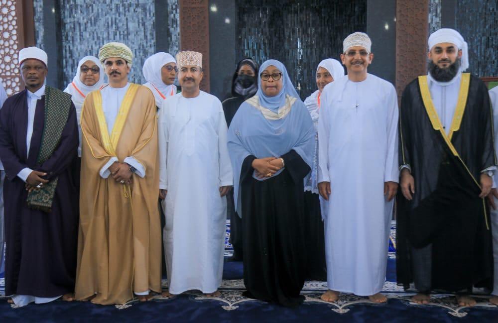 رئيسة تنزانيا تفتتح جامعًا بناه عمانيون وتؤكد: عُمان لا تشترط توجهًا دينيًا محددًا