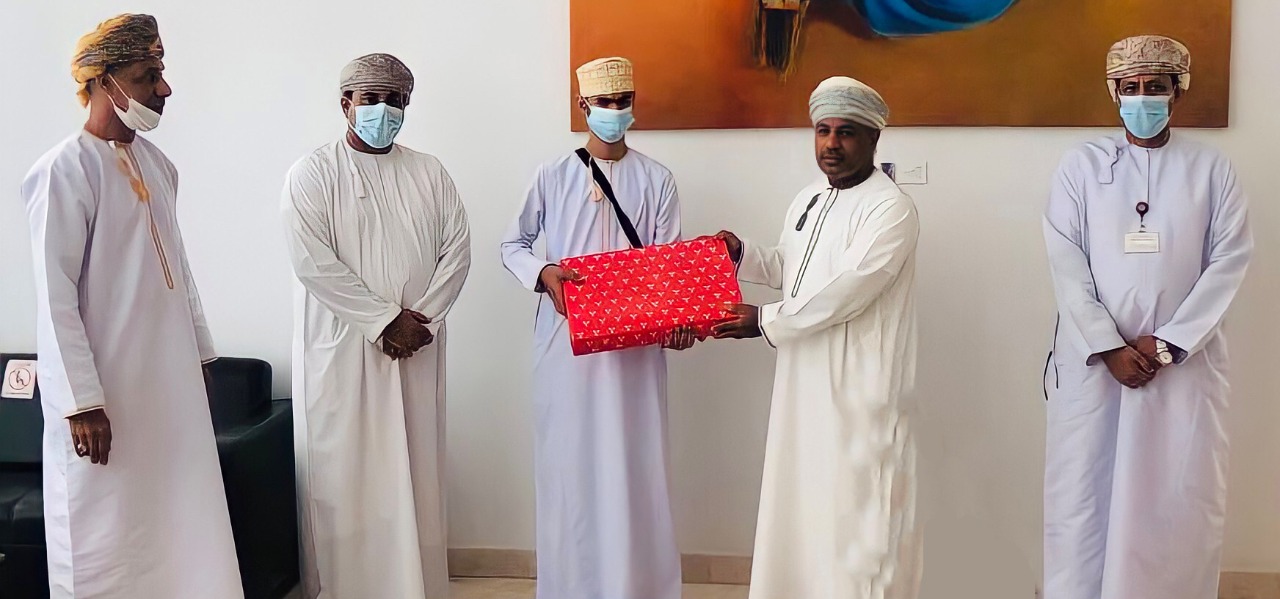 تعزيزًا لريادته في المسؤولية الاجتماعية: بنك مسقط يقدم أجهزة برايل سينس لطلبة ذوي الإعاقة البصرية في جامعة صحار