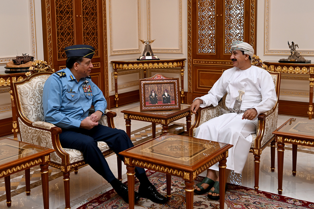 وزير المكتب السُّلطاني يستقبل مسؤولاً باكستانيًا