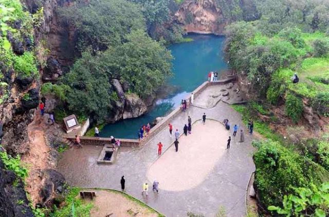 بالصور والخريطة: عين صحلنوت واحة ربانية طبيعية