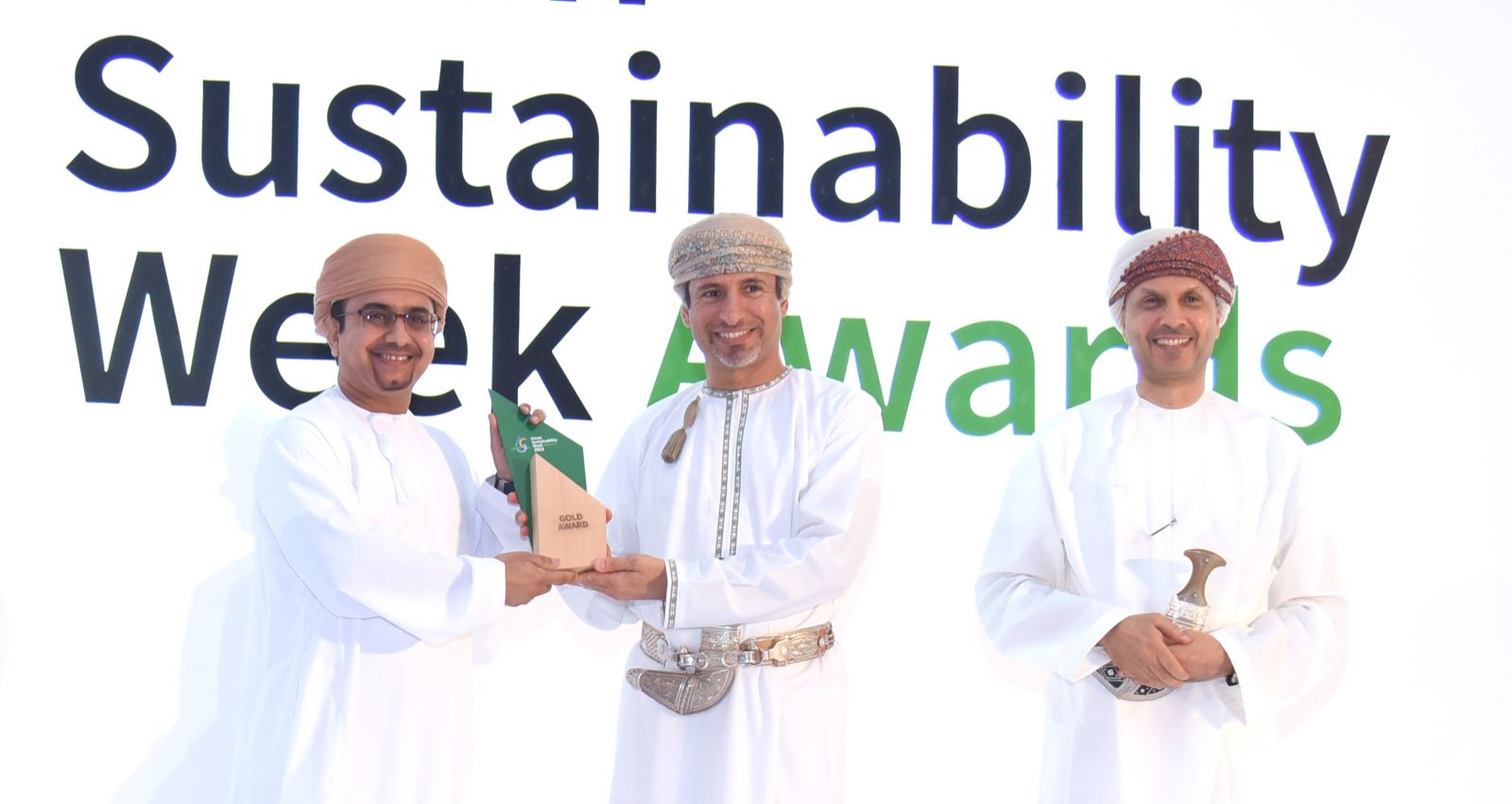 تتويج بنك مسقط بالجائزة الذهبية لدوره الريادي في مجال الاستدامة