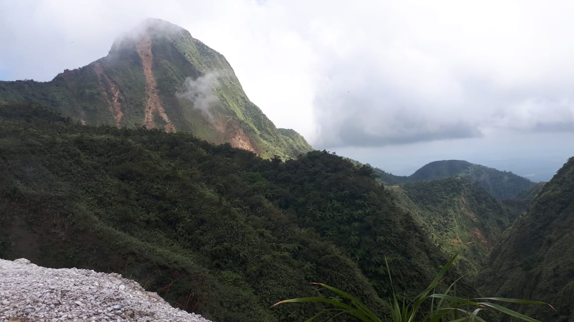 عُماني يرفع علم السلطنة فوق أعلى قمة جبل بالفلبين