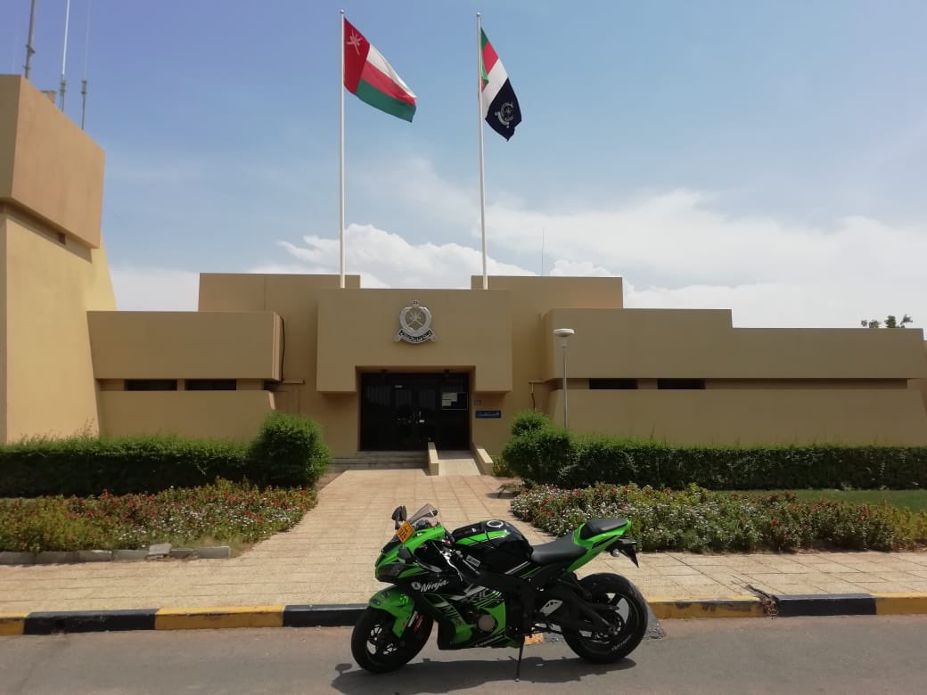 مقطع مرئي يوصل إلى مستعرض بدراجة نارية