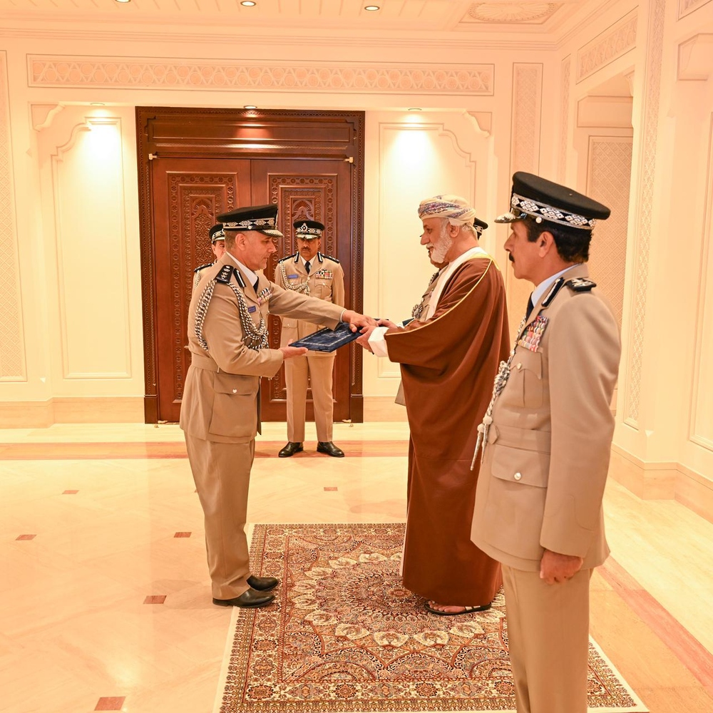 جلالةُ السُّلطان المعظّم ينعم بميدالية الثناء السُّلطاني على عددٍ من كبار ضباط شرطة عُمان السُّلطانية وهيئة الدفاع المدني والإسعاف