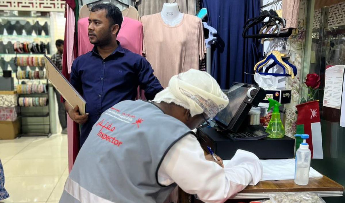 حملات تفتيشية تسفر عن مخالفة 78 محلاً لم يوفر الدفع الإلكتروني